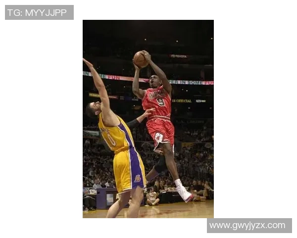 湖人对决热火精彩录播回顾11月19日比赛亮点与精彩瞬间分析